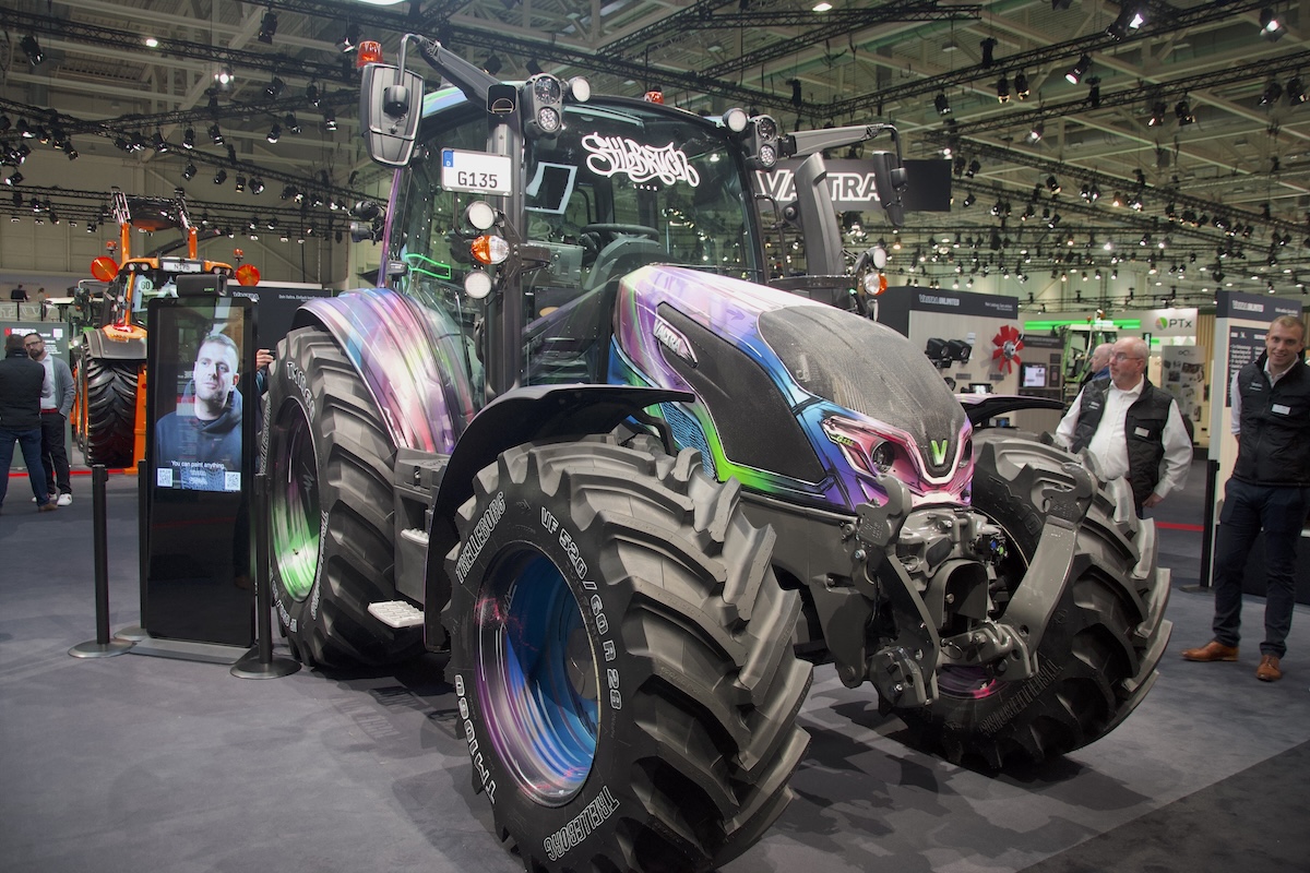 Trattore Valtra G135 CVT con speciale livrea dipinta a mano dall'artista Stilbruch Lack